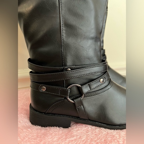 Journee Collection Women's Black Knee-High Boots - Picture 2 of 11